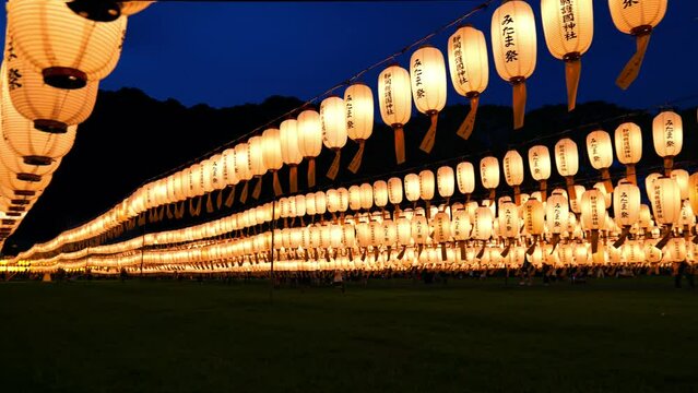 毎年8月に靜岡縣護國神社で行われる万灯みたま祭で灯されるたくさんのちょうちん