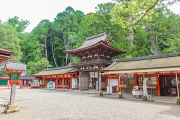Obraz premium Romon Gate of the Isonokami Jingu Shrine in Nara, Importtant Cultural Property of Japan.