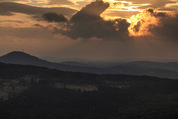 Dramatischer Sonnenuntergang, erlebt auf dem höchsten Berg der Oberlausitz, der Lausche(793m)