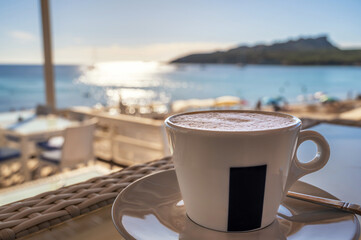 Leckerer Kaffee mit traumhaft schöner Aussicht auf einen Strand auf Sardinien