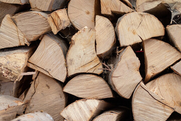 Frontansicht eines Stapels mit Brennholzscheiten aus Buchenholz zum Heizen mit einem Kaminofen