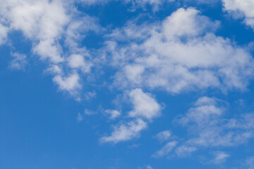 Naklejka na ściany i meble Leichte weiße Schleierwolken vor blauem Himmel an einem sonnigen Tag im Sommer