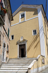Facciata del Duomo di Fosdinovo con scalinata