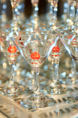 Obraz premium Bright glass pyramid of glasses with cherries