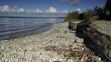 Sonniger Morgen am Chiemsee in Bayern