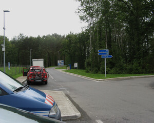 Voitures sur un parking d'autoroute fran&ccedil;ais
