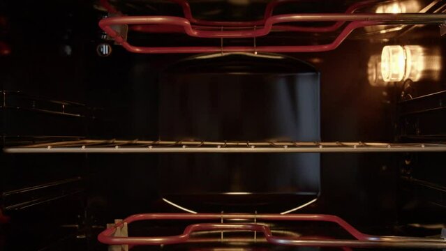 Mini four &eacute;lectrique vide tr&egrave;s chaud avec des r&eacute;sistances rouges gaspille de l'&eacute;nergie