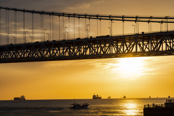 夕日と明石海峡大橋