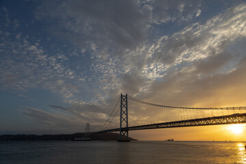 明石海峡大橋と夕日