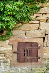 Holztür in Sandstein