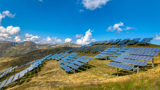 Solarpaneele im Gebirge