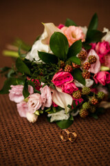 gold wedding rings, bridal bouquet with pink flowers, details, bridal fees