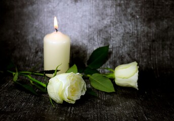 Weiße Rosen mit Kerze