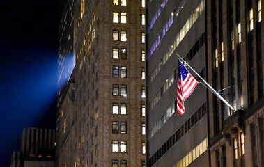 New York City, luz nocturna y bandera - obrazy, fototapety, plakaty