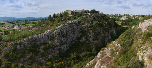 Panorama z widokiem na klasztor w Rochefort Du Gard w Prowansji.