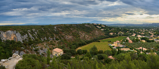 Naklejka premium Widok na prowansalskie winnice, panorama. Zielone winorośla ukryte w zacisznej dolinie wśród wzgórz.