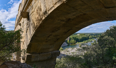 Starożytny akwedukt w Prowansji transportował wodę 50 kilometrów do Nimes. Łuk Pont Du Dard. - obrazy, fototapety, plakaty