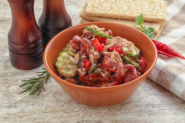 Tuna salad with bean and tomato