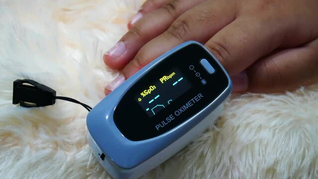 Using a downstream device to measure oxygen and heart rate. The oximeter is measured at the tip of the index finger.