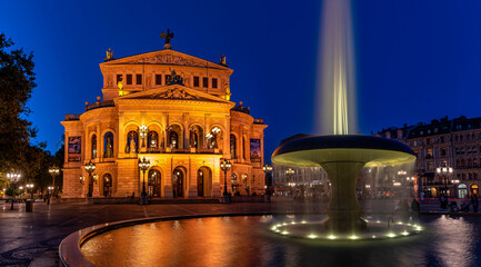 Panoramaaufnahme von Opernplatz in Frankfurt an Main mit der Alten Oper und Lucae-Brunnen in der...