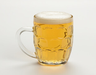Jarra de cerveza sobre fondo blanco