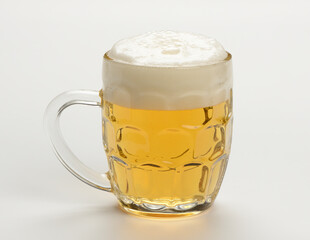 Jarra de cerveza sobre fondo blanco