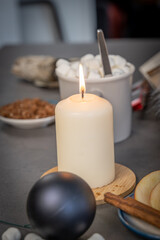 bougie allumée sur une table avec un ensemble de boisson et collation à manger
