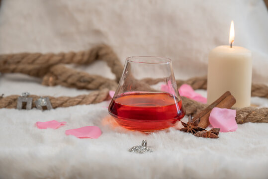 Verre de martini sur une fausse peau de chevre avec de la corde et une ambiance sexy