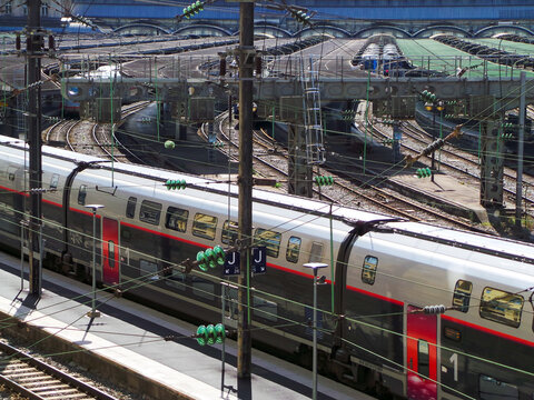 Un train &agrave; quai dans une gare &agrave; Paris