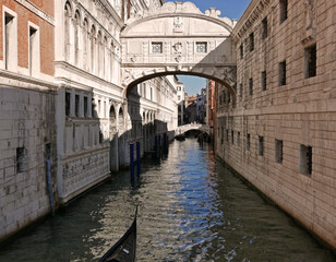 Obraz premium vista di un bellissimo e romantico canale di Venezia illuminato dal sole