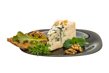 Mould cheese with salad, nuts and crisp