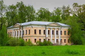 Fototapeta na wymiar The abandoned mansion