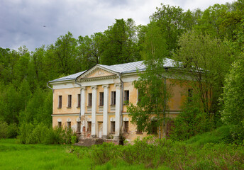 Fototapeta na wymiar The abandoned mansion