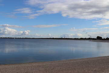 Blick auf den Speichersee in Geeste. Speicherbecken Geeste.