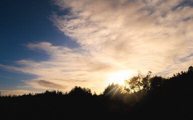 cielo de amanecer con nubes y sol dando sombra