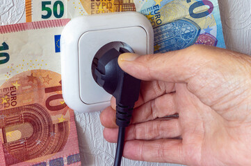 Constantly rising electricity prices for consumers in the background of money