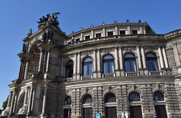 Fototapeta na wymiar Fassade der Semperoper in Dresden