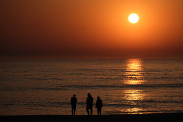Sundown 3 people silhouette