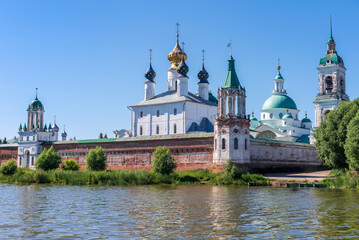 Fototapeta na wymiar View from Lake Nero to the Spaso-Yakovlevsky Monastery, Rostov.