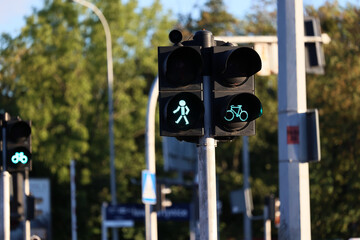Ścieżka dla rowerów w mieście ze znakami poziomymi.  Rower.  - obrazy, fototapety, plakaty