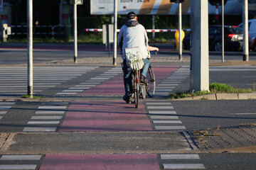 Ścieżka dla rowerów w mieście ze znakami poziomymi.  Rower.  © FotoDax