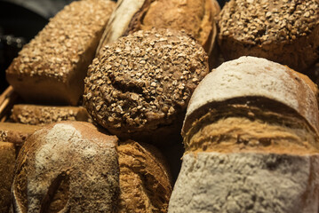 wystawa świeżego pieczywa w koszach w piekarni © siwyk