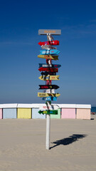 Panneau avec les directions vers des destinations internationales à la plage de Berck-Plage