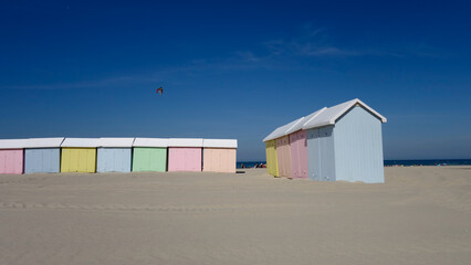 Fototapeta na wymiar Les cabines de plage colorées de Berck-sur-mer