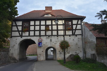 Brama z pruskim murem w starym miasteczku, Polska