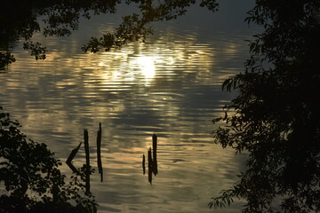 Odbicie zachodzącego słońca w wodzie jeziora
