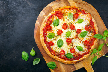 Traditionelle neapolitanisch italienische Pizza Margherita mit Tomaten und Mozzarella serviert als...