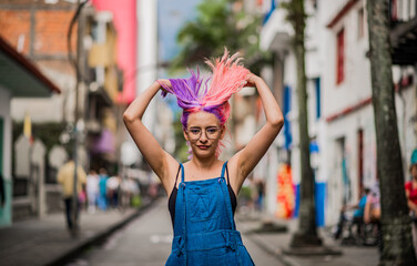 retrato de mujer latina al aire libre en las calles de la ciudad 
