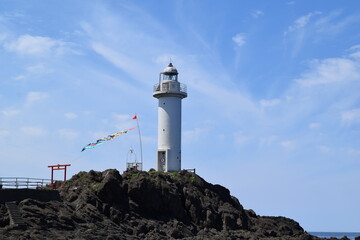鼠ケ関灯台（恋する灯台）／ 山形県鶴岡市鼠ケ関の弁天島にある鼠ケ関灯台が、日本ロマンチスト協会などが企画した「恋する灯台」に選ばれました。恋する灯台に、全国20ヶ所21基を選定しました。