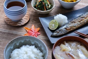 食欲の秋！秋刀魚の塩焼きで秋の味覚を楽しむ